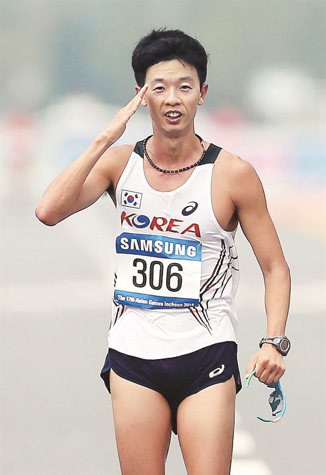 김현섭이 28일 인천 송도국제도시 경보코스에서 열린 아시안게임 경보 남자 20km 경기에서 3위로 결승선을 통과한 후 거수경례를 하고 있다. 인천=연합뉴스