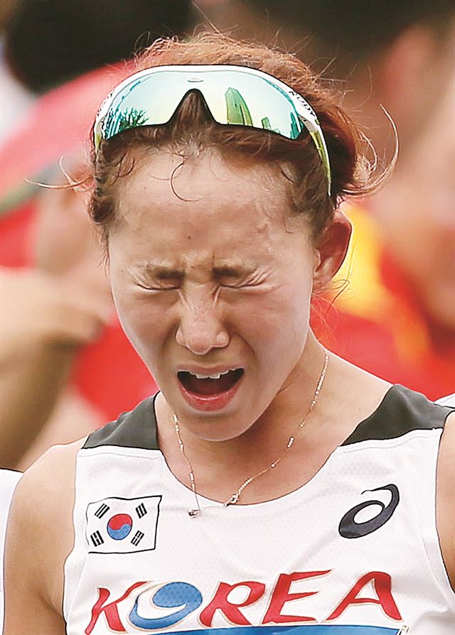 전영은이 여자 20km 경기에서 역시 동메달을 딴 후 태극기 세리머니를 펼치고 있는 모습. 인천=연합뉴스