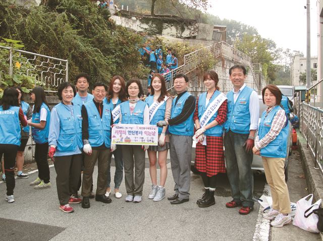 대전봉사체험교실이 주관한 3개 시ㆍ도 연합 '사랑의 연탄' 나눔 행사가 28일 대전 문화동에서 열렸다. 왼쪽서 네 번째부터 김영경 2014 미스코리아 대전세종충남 미, 박경숙 제주표선중 교감, 김경윤 대전세종충남 진, 김준수 공주교대 총동문회 대전지회장, 김예솔 대전세종충남 선. 대전봉사체험교실 제공