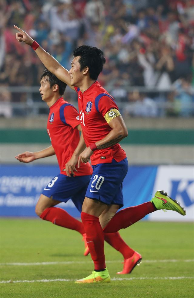 축구 대표팀 수비수 장현수가 28일 인천 문학경기장에서 열린 아시안게임 일본과의 남자축구 8강전에서 후반 43분 패널티킥 결승골을 넣은 후 벤치를 향해 달려가며 환호하고 있다. 인천=뉴시스