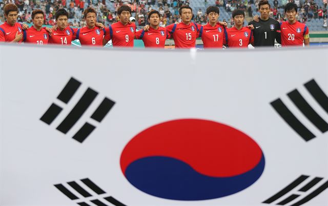 28일 오후 인천 문학경기장에서 열린 2014 인천 아시안게임 남자축구 8강전 한국과 일본의 경기. 한국대표팀이 애국가를 부르고 있다. 연합뉴스