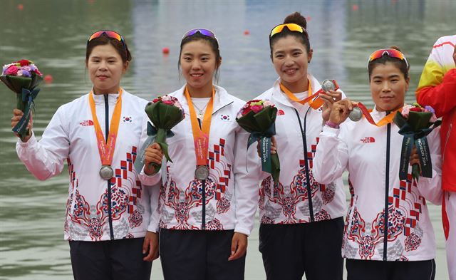 이민-이순자-이혜란-김유진(왼쪽부터)이 29일 경기 하남 미사리 카누경기장에서 열린 아시안게임 여자 카약 4인승 500m 결선에서 은메달을 따낸 뒤 기념 촬영을 하고 있다. 하남=뉴시스