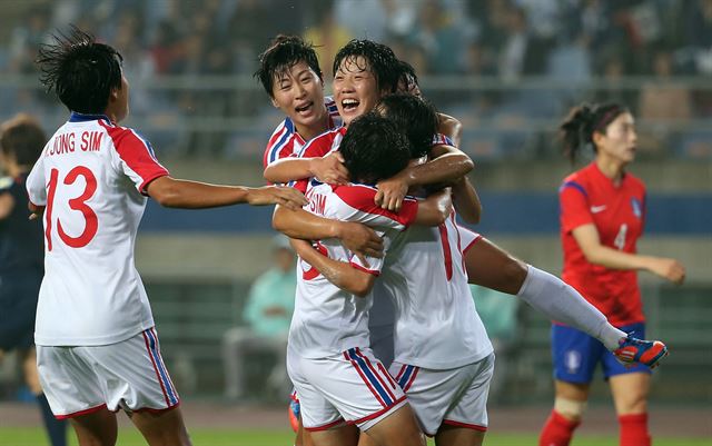 29일 인천 문학경기장에서 열린 2014 인천 아시안게임 축구 여자 준결승 한국과 북한의 경기에서 북한의 리예경이 골을 터뜨리자 동료들이 다가와 함께 기뻐하고 있다. 연합뉴스