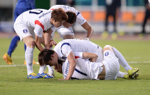 30일 인천 문학경기장에서 열린 열린 2014 인천아시안게임 남자 축구 4강전 대한민국과 태국의 경기에서 전반전 한국 이재성이 패널트킥을 얻어내자 동료선수들이 환호하고 있다. 연합뉴스