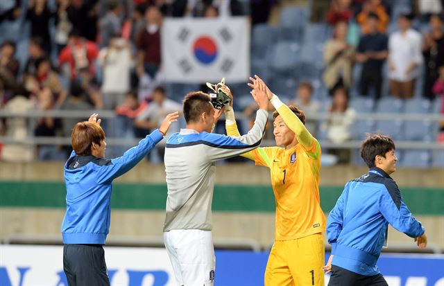 30일 오후 인천광역시 남구 문학동의 문학축구장에서 열린 ‘2014 인천아시아경기대회’ 축구 남자 4강전 한국과 태국의 경기에서 한국이 태국에 2대0으로 승리, 결승진출을 이룬 후 김승규가 부상으로 출전하지 못한 김신욱과 하이파이브 하고 있다. 뉴시스