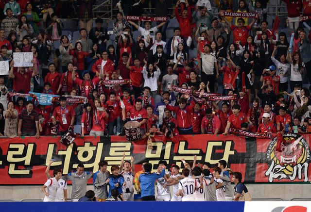 30일 인천 문학경기장에서 열린 열린 2014 인천아시안게임 남자 축구 4강전 대한민국과 태국의 경기에서 2-0으로 승리하며 결승 진출을 확정 지은 한국 선수들이 환호하고 있다. 연합뉴스