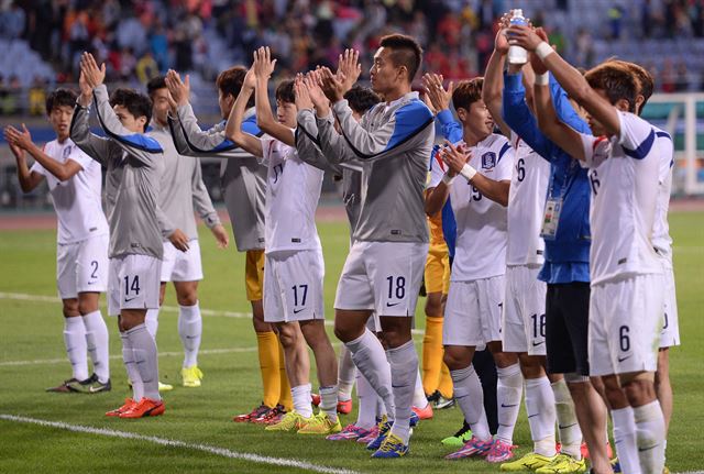 30일 인천 문학경기장에서 열린 열린 2014 인천아시안게임 남자 축구 4강전 대한민국과 태국의 경기에서 2-0으로 승리하며 결승 진출을 확정 지은 한국 선수들이 관중들에게 인사를 하고 있다. 뉴시스