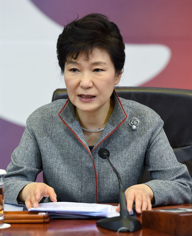 박근혜 대통령이 30일 청와대에서 열린 제43회 국무회의에서 모두 발언을 하고 있다. 홍인기기자 hongik@hk.co.kr