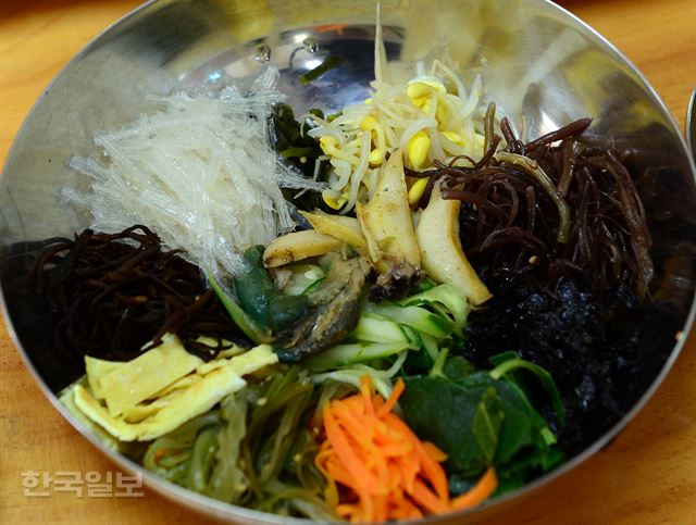 청산도의 해초비빔밥. 완도=최흥수기자 choissoo@hk.co.kr