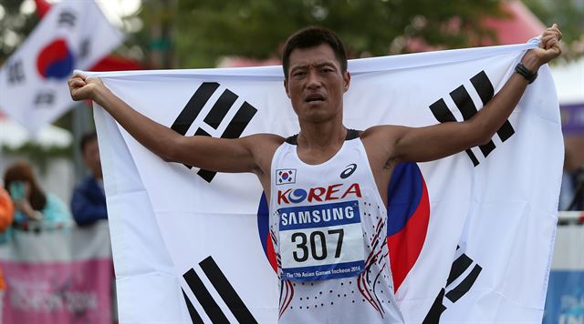 박칠성이 1일 인천 연수구 송도 센트럴파크에서 열린 경보 50㎞에서 2위에 해당하는 3시간49분15초로 레이스를 마친 뒤 태극기 세리머니를 펼치고 있다. 인천=연합뉴스