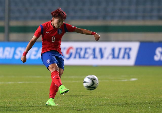 29일 인천 문학경기장에서 열린 2014 인천 아시안게임 여자축구 4강전 한국과 북한의 경기에서 한국의 정설빈이 프리킥을 차고 있다. 결과는 골. 연합뉴스