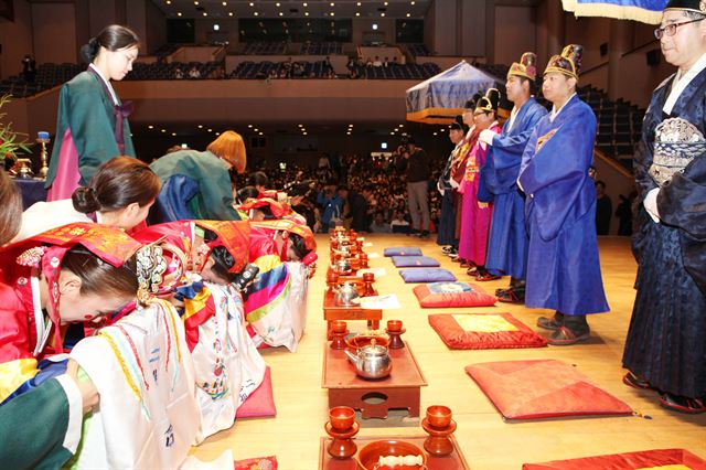 우송학원이 1일 대전 동구 자양동 우송대예술회관에서 개최한 다문화가정 전통혼례식에서 신부들이 신랑들에게 절을 하고 있다. 우송정보대 제공