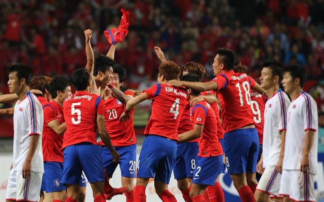 2일 인천 문학경기장에서 열린 2014 인천 아시안게임 남자 축구 결승전 한국과 북한의 경기에서 승리한 한국선수들이 환호하고 있다. 연합뉴스