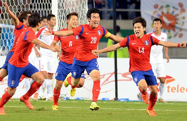 2일 인천문학축구장에서 열린 2014 인천아시안게임 남자 축구 결승전 대한민국과 북한의 경기에서 연장 후반 한국 임창우가 결승골을 넣자 한국 선수들이 환호하고 있다. 인천=왕태석기자 kingwang@hk.co.kr