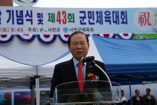 문동신 군산시장이 지난 달 27일 열린 서천군민의 날 행사장을 찾아 축하 인사를 건네고 있다. 서천군 제공/2014-10-03(한국일보)