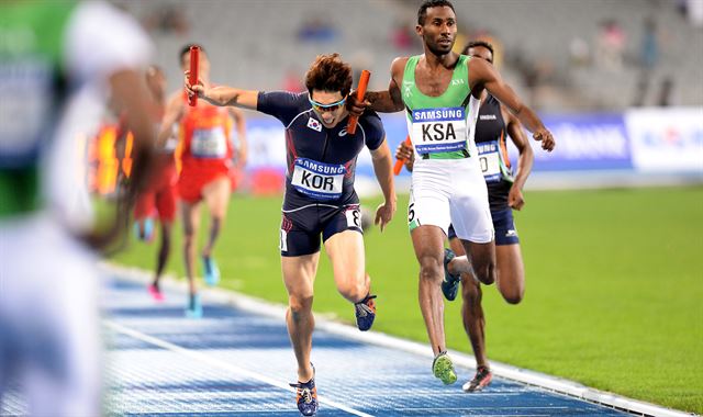 2일 오후 인천 아시아드주경기장에서 '2014 인천아시안경기대회' 남자 1600m 릴레이 결승 경기가 열린 가운데 대한민국 마지막 주자 여호수아가 결승점을 통과하고 있다. 뉴시스