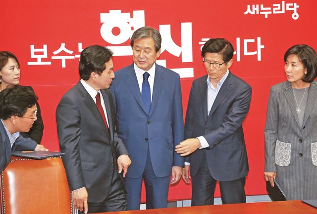 새누리당 김무성(가운데) 대표가 지난달 29일 보수혁신특위 위원 임명장 수여식에 앞서 원희룡(왼쪽) 제주지사와 얘기를 나누고 있다. 김 대표 오른쪽은 김문수 혁신위원장. 연합뉴스