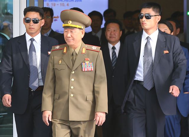 인천 아시안게임 폐막식에 참석하는 북한 황병서 군 총정치국장(왼쪽 두번 째)과 최룡해 노동당 비서(왼쪽 세번 째)가 4일 오전 인천국제공항에 도착, 건물을 나서고 있다. 연합뉴스