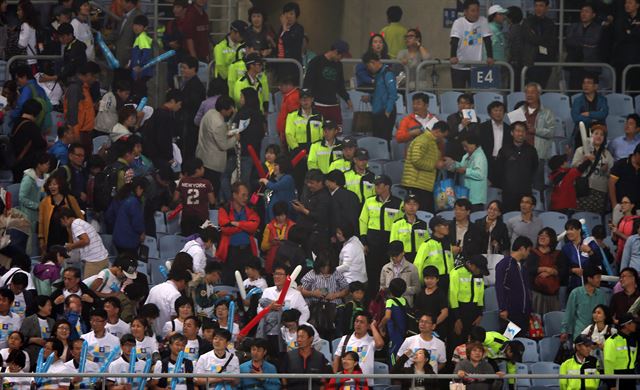 지난달 29일 인천 문학경기장에서 열린 2014 인천 아시안게임 여자축구 4강전 한국과 북한의 경기가 끝난 뒤 경찰이 일반 관중과 남북공동응원단(왼쪽) 사이에서 대기하고 있다. 연합뉴스