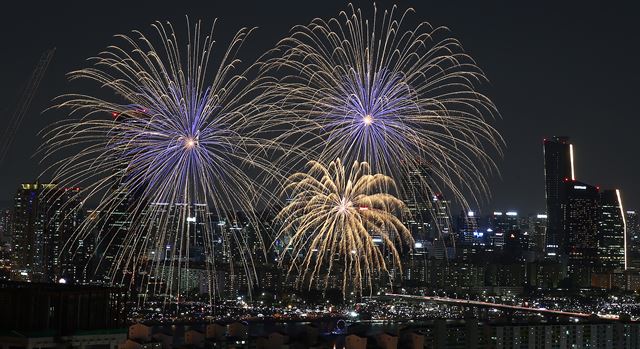 2014 서울세계불꽃축제가 열린 4일 오후 서울 여의도와 한강의 밤하늘을 불꽃이 수놓고 있다. 이날 불꽃축제에는 한국, 중국, 영국, 이탈리아 4개국 대표 연화팀이 11만여 발의 불꽃을 쏘아올렸다. 연합뉴스