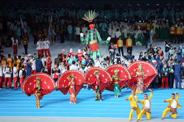 4일 인천 아시아드주경기장에서 열린 '2014 인천 아시안게임' 폐회식에서 차기 아시안게임 개최국인 인도네시아의 공연이 펼쳐지고 있다. 연합뉴스