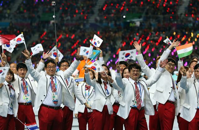 4일 오후 인천 아시아드주경기장에서 열린 2014인천아시안게임 폐회식에서 대한민국 선수들이 태극기를 흔들며 입장하고 있다. 연합뉴스