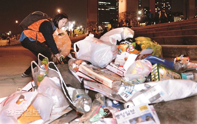 ‘2014 서울세계불꽃축제’가 열린 4일 밤 한국일보 사회부 채지선 기자가 원효대교 남단 부근의 서울 여의도 한강공원에서 쓰레기 청소 자원봉사를 하고 있다. 김주성기자 poem@hk.co.kr