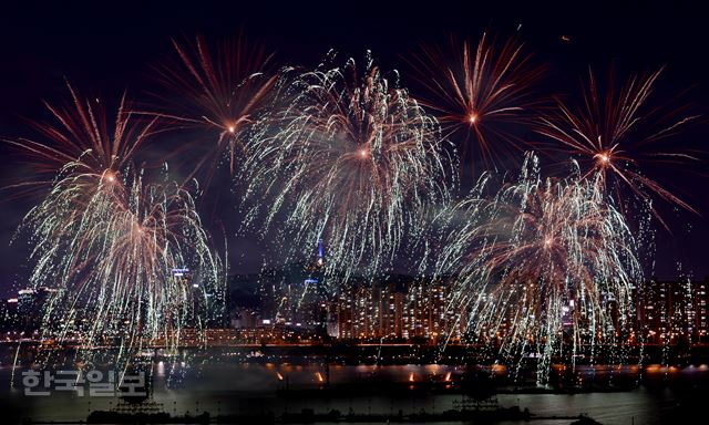 2014 서울세계불꽃축제가 열린 4일 서울 여의도 한강 위를 화려한 불꽃이 수를 놓고 있다. 김주성기자 poem@hk.co.kr