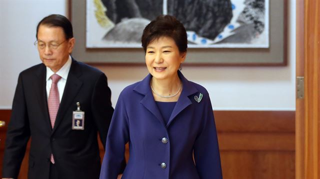 박근혜 대통령이 6일 오전 청와대에서 열린 대통령 주재 수석비서관회의에서 밝은 표정으로 회의장에 입장하고 있다. 연합뉴스