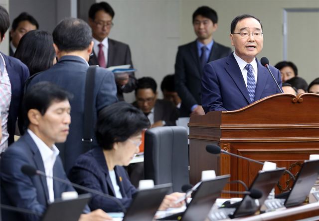 정홍원 국무총리가 7일 정부세종청사에서 열린 국무조정실과 국무총리비서실에 대한 국정감사장에서 인사말을 하고 있다. 세종=연합뉴스