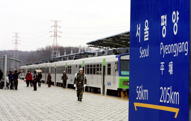 경의선 남측 최북단역인 경기도 파주 도라산역에 열차가 정차돼 있다. 도라산역=김주성기자 poem@hk.co.kr