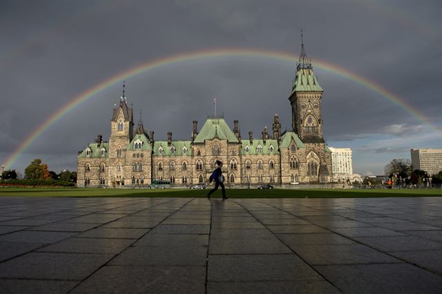 7일(현지시간) 캐나다 수도 오타와의 랜드마크 '팔러먼트 힐'(Parliament Hill)의 빅토리아 하이 고딕 양식인 '이스트 블록'(East Block) 너머로 무지개가 아치를 그리고 있다. 오타와=AP 연합뉴스