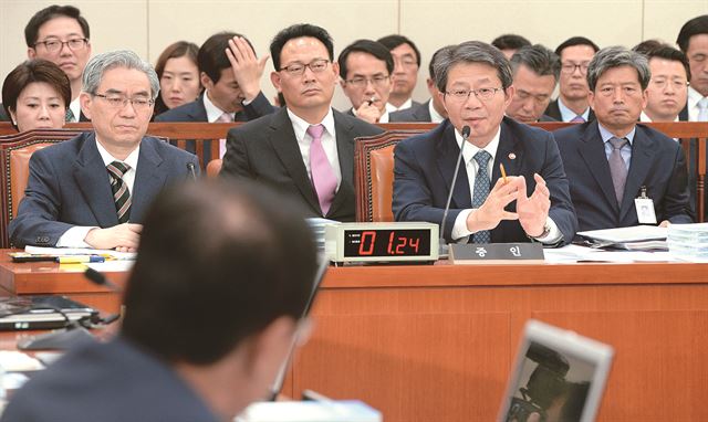 류길재 통일부 장관이 8일 국회 외교통상위에서 열린 국정감사에서 의원질의에 답변하고 있다. 오대근기자 inliner@hk.co.kr