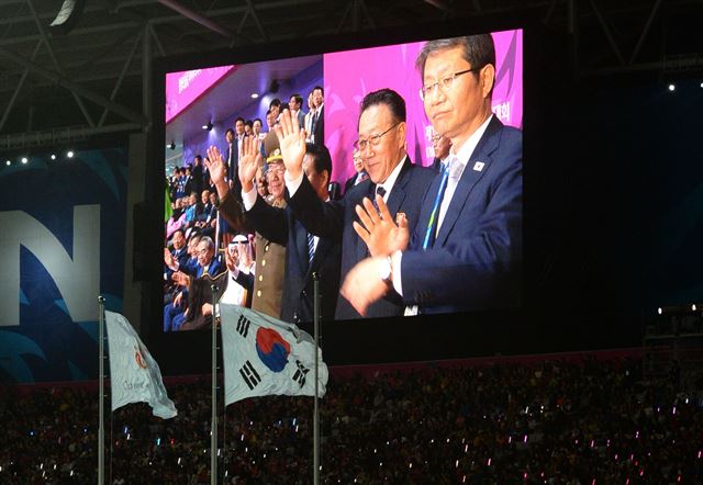 4일 오후 인천 서구 연희동 인천아시아드주경기장에서 열린 ‘2014 아시안게임 폐막식’에서 (오른쪽부터) 류길재 통일부 장관, 김양건 대남비서 겸 통일전선부장, 최룡해 당중앙위원회 비서, 황병서 군 총정치국장이 북한 선수단이 입장을 환영하고 있다. 인천=왕태석기자