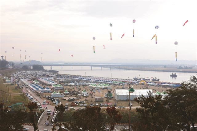 구한말 상선과 고깃배가 쉴 새 없이 드나들 정도로 교역이 활발했던 강경포구(위쪽 사진)는 현재 공원으로 변신했다. 이곳에서 해마다 젓갈 축제가 열린다. 논산시 제공