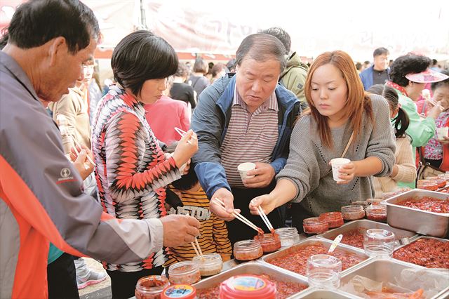 지난해 10월 열린 강경젓갈축제에서 관광객들이 젓갈을 맛보고 있다. 논산시 제공