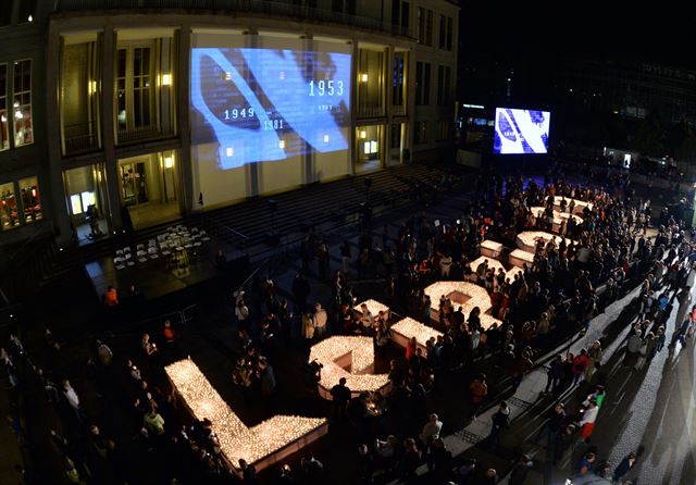 '라이프치히 시위' 25주년을 맞은 9일(현지시간) 라이프치히에서 빛의 축제(Festival of Lights)를 찾은 관광객들이 촛불로 '라이프치히 89'를 만들고 있다. 라이프치히=EPA 연합뉴스