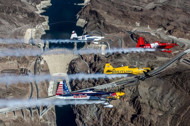 레드 불 에어레이스(Red Bull Air Race) 7차전이 열린 9일(현지시간) 경기에 참가중인 캐나다(빨간 비행기)선수와 영국(노랑 비행기) 선수, 체코 선수(하얀색 비행기), 미국선수(맨 아래)가 미국 애리조나주와 네바다주 경계의 콜로라도 강 블랙 캐년의 후버 댐 상공을 비행하고 있다. EPA 연합뉴스