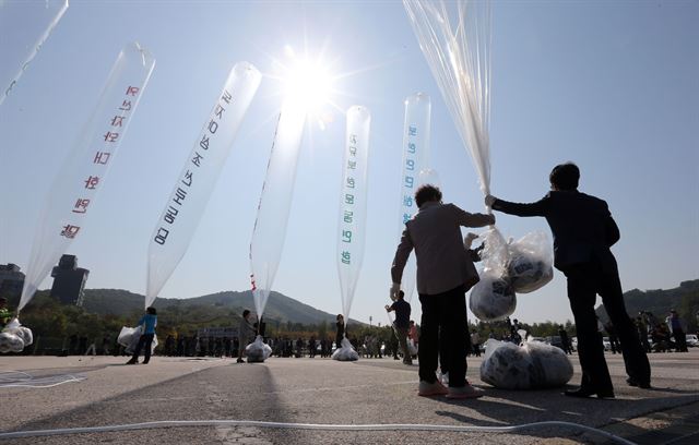 북한이 정부가 대북전단 살포를 묵인하면 남북관계는 파국이 될 것이라고 경고한 가운데 10일 오전 경기도 파주시 탄현면 통일동산주차장에서 탈북자 단체인 자유북한운동연합이 대북전단 풍선을 준비하고 있다. 연합뉴스