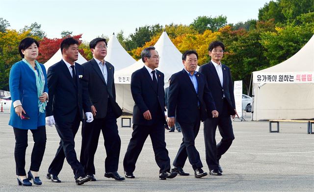 새정치민주연합 우윤근(오른쪽 세 번째) 원내대표를 비롯한 신임 원내지도부가 12일 경기 안산의 세월호 희생자 합동분향소를 찾아 분향을 위해 이동하고 있다. 안산=뉴시스