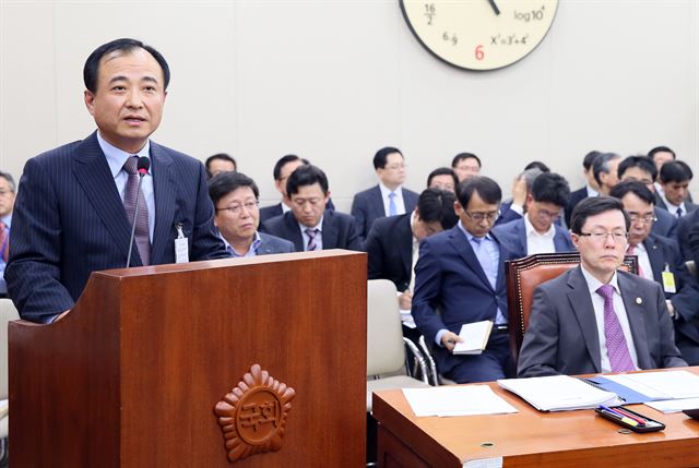 배경태 삼성전자 한국총괄부사장이 13일 국회 미래창조과학방송통신위원회에서 진행된 미래창조과학부 등에 대한 국정감사에서 휴대전화 단말기 가격에 관한 질문에 답변하고 있다. 연합뉴스