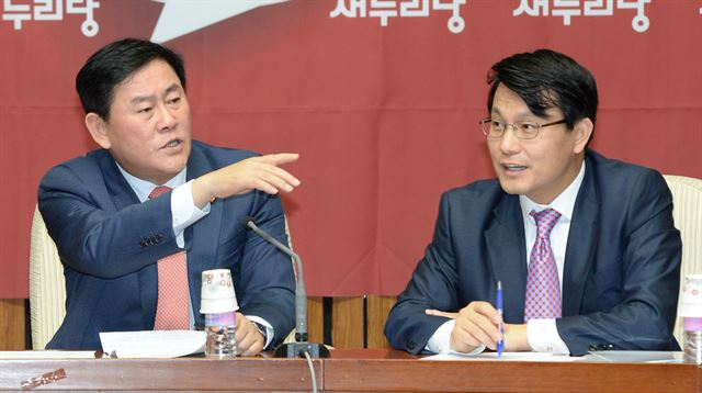 지난 4일 국회에서 열린 새누리당 국정감사 사전점검회의에서 최경환 원내대표가 윤상현 수석부대표와 대화하고 있다. 오대근기자 inliner@hk.co.kr