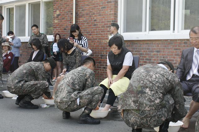 육군 제39보병사단 솔개연대는 3일 부개 내에서 병영 내 뿐만 아니라 장병 부모들까지 함께 소통하는 '장병 부모님 초청 부대개방 행사'에서 장병들이 부모들에게 감사하는 세족식을 하고 있다. 육군 제39보병사단 제공