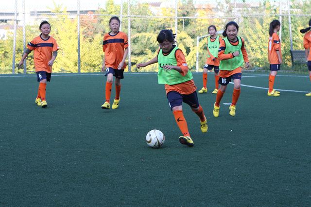 창단 3년째를 맞은 송파 여자 어린이 축구 교실 선수들이 그라운드를 뛰놀고 있다. 한 조사결과에 따르면 여학생들의 생활체육 참여 비율이 20%에도 미치지 못하는 것으로 나타났다. 국민생활체육회 제공