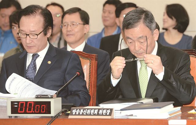 카카오톡 검열 논란이 뜨거웠던 국회 미래창조과학방송통신위원회 국정감사에서 14일 최성준 방송통신위원장이 의원 질의에 답변하기 앞서 안경을 고쳐 쓰고 있다. 오대근기자 inliner@hk.co.kr