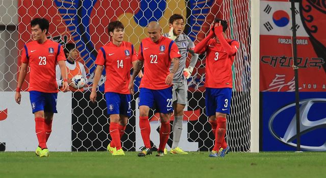 14일 오후 서울 월드컵경기장에서 열린 한국과 코스타리카 축구대표팀의 평가전에서 후반전 때 코스타리카 오스카 두아르테가 세 번째 골을 성공시킨 뒤 한국 선수들이 아쉬워 하고 있다. 연합뉴스