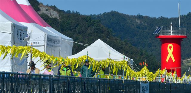 지난 4월16일 발생한 세월호 침몰사고가 어느덧 6개월을 바라보고 있다. 15일 오전 기다림의 항구로 변해버린 전남 진도군 팽목항에 당시 참사를 잊지 않고 있는 노란리본과 조형물이 세워져 있다.연합뉴스