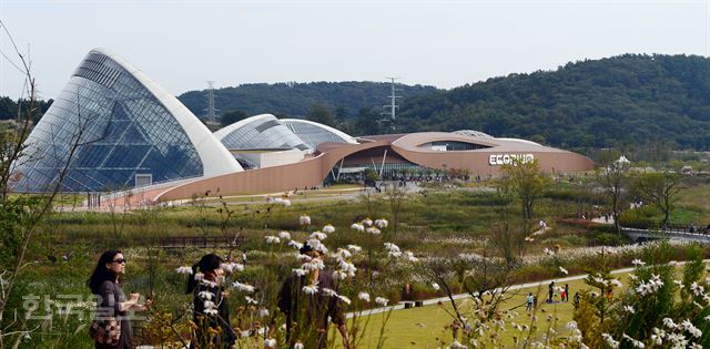 5개 기후대를 재현한 에코리움 전경과 주변모습. 야외 조경이 제 모습을 갖추려면 나무와 풀이 자랄 만큼의 시간이 필요해 보인다