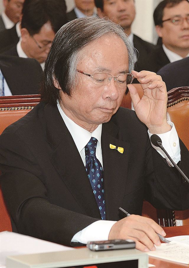 이주영 해양수산부 장관이 15일 국회에서 열린 농림축산식품해양수산위원회의 해양수산부 국정감사에서 답변 자료를 검토하고 있다. 오대근기자 inliner@hk.co.kr