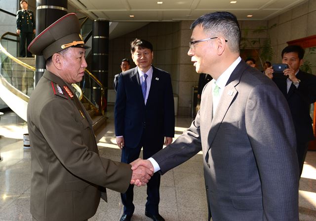 남북군사당국자 접촉에 나선 류제승(오른쪽) 국방부 국방정책실장과 김영철 국방위원회 서기실 책임참사 겸 정찰총국장이 15일 오전 판문점 우리 측 평화의 집에서 만나 악수하고 있다. 연합뉴스